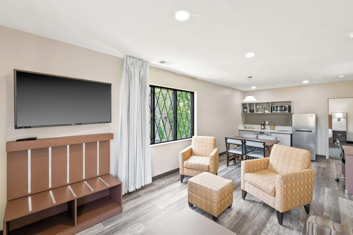 Family Suite, 2 Bedrooms | 1 bedroom, desk, laptop workspace, soundproofing