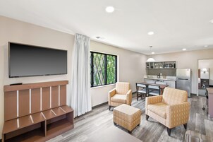 家庭套房, 2 间卧室 | 办公桌、笔记本电脑工作区、隔音、熨斗/熨衣板