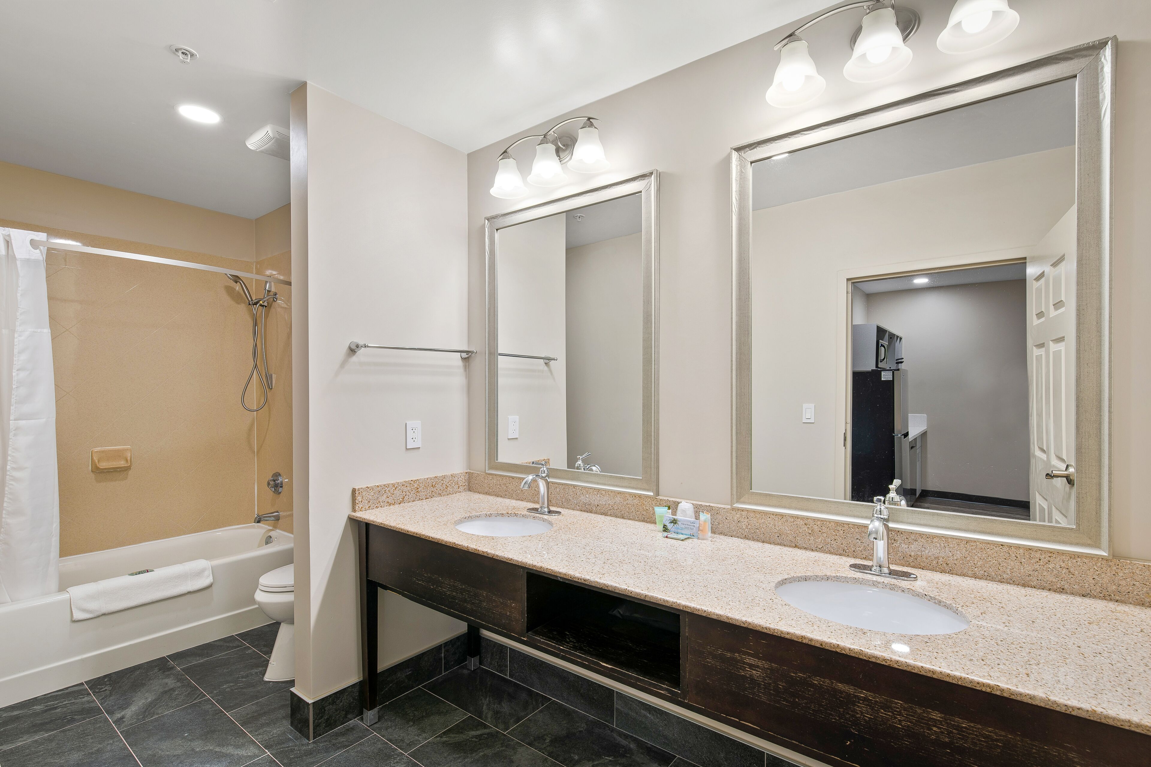 family suite, 1 bedroom, kitchen | bathroom | combined shower/bathtub, rainfall showerhead, free toiletries