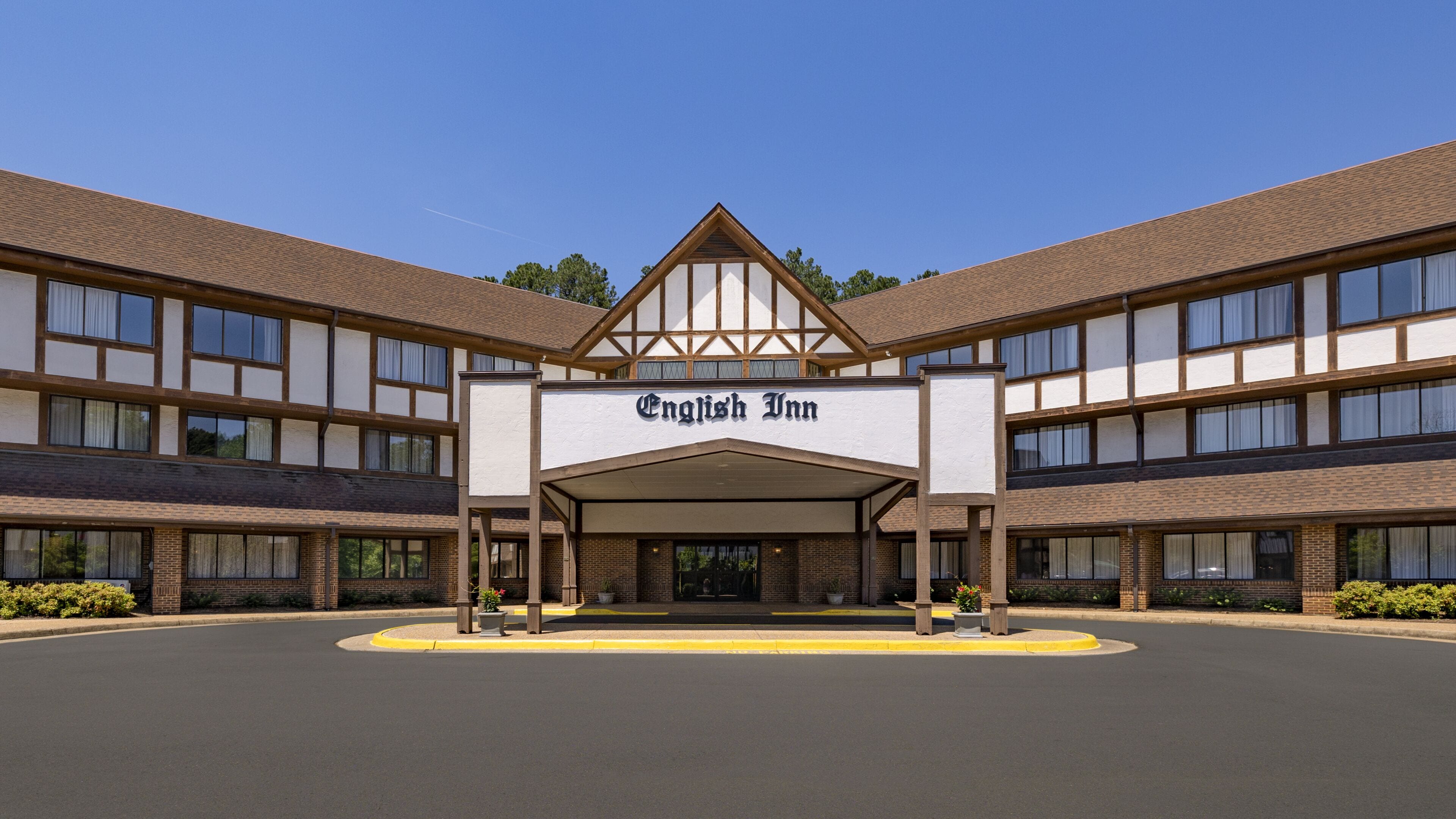 Un hotel de estilo arquitectónico tradicional, con una entrada destacada y un letrero que dice 'English Inn'.
