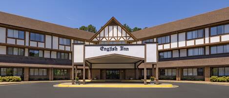 Un hotel de estilo arquitectónico tradicional, con una entrada destacada y un letrero que dice 'English Inn'.