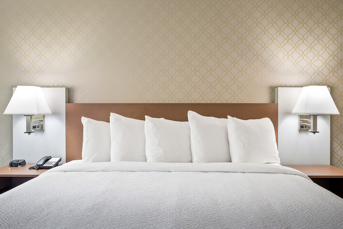 Standard Room, 1 King Bed | 1 bedroom, desk, laptop workspace, soundproofing