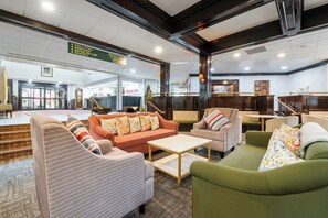 Lobby sitting area - English Inn of Charlottesville (Charlottesville)