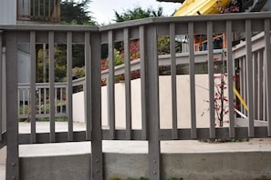 Una escalera de concreto con barandilla de metal que lleva a la entrada de un edificio.