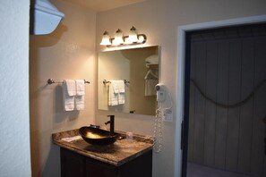 Combined shower/tub, free toiletries, hair dryer - Lighthouse Cove Inn (Bandon)