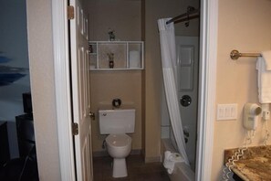 Combined shower/tub, free toiletries, hair dryer