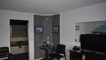 Queen Non View | Premium bedding, free WiFi, bed sheets