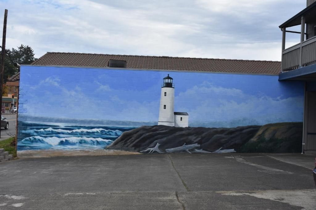 Un mural de un faro en un edificio.