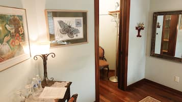 1 habitación, muebles diferentes y espacio para trabajar con laptop