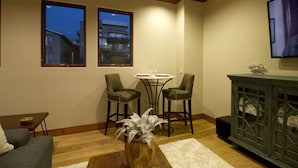 Studio, 1 King Bed (Avila Beach House) | In-room dining - Avila Beach House (Avila Beach)