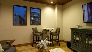 Studio, 1 King Bed (Avila Beach House) | In-room dining