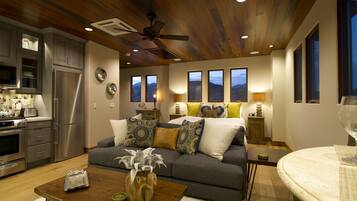 Studio, 1 King Bed (Avila Beach House) | Premium bedding, iron/ironing board, free rollaway beds, free WiFi