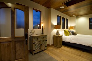 Studio, 1 King Bed (Avila Beach House) | Premium bedding, iron/ironing board, free rollaway beds, free WiFi