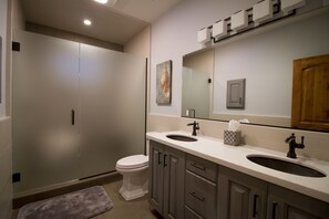 Bathroom - Avila Beach House (Avila Beach)