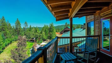 Chambre Panoramique, 1 très grand lit, bain à remous, vue montagne | Terrasse/Patio