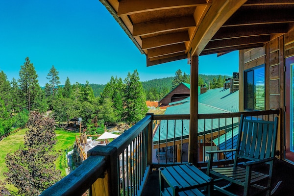 Panoramic Room, 1 King Bed, Jetted Tub, Mountain View | Terrace/patio