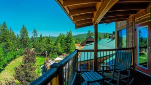 Panorama-Zimmer, 1 King-Bett, Whirlpool, Bergblick | Terrasse/Patio