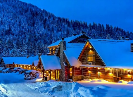 Exterior. Callahan's Mountain Lodge