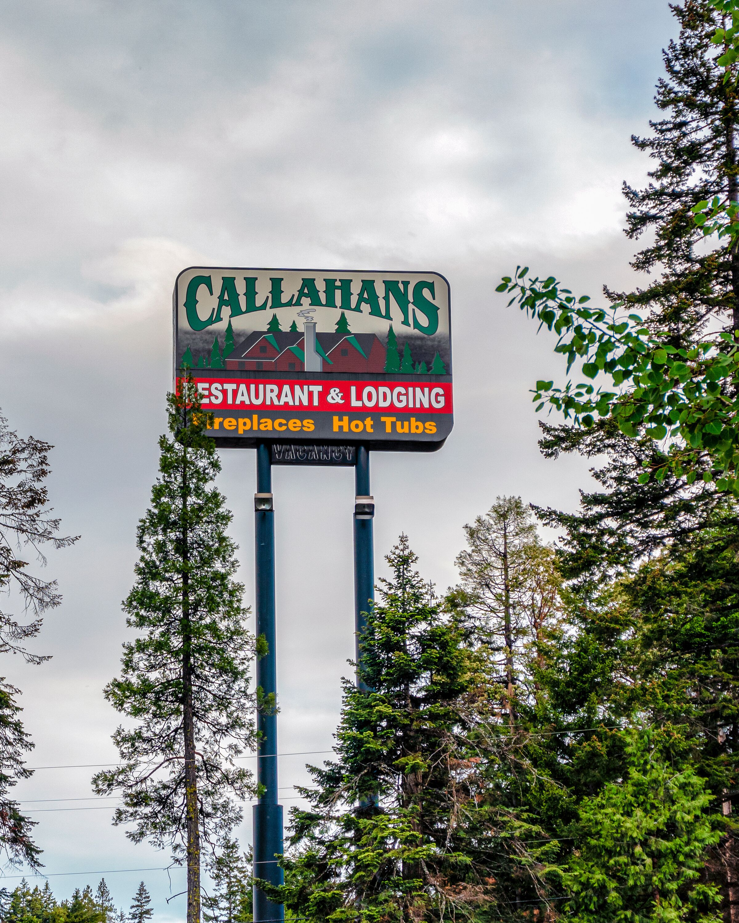 Schild für Callahans Restaurant & Lodging mit Hinweis auf freie Zimmer.