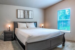 Family House | Egyptian cotton sheets, premium bedding, pillow-top beds - Callahan's Mountain Lodge (Ashland)