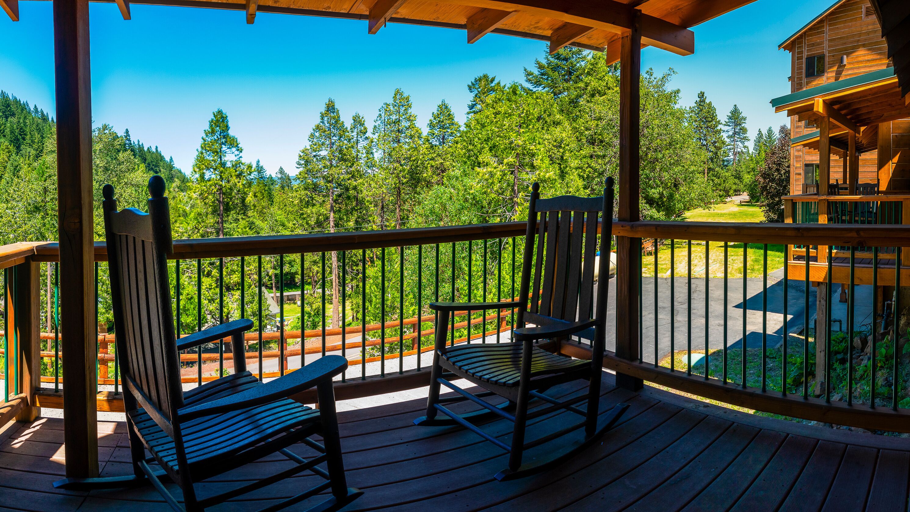 Chambre Luxe, 2 grands lits, bain à remous, vue montagne | Terrasse/Patio