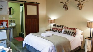 Habitación doble estándar | Ropa de cama de alta calidad y caja de seguridad en la habitación 