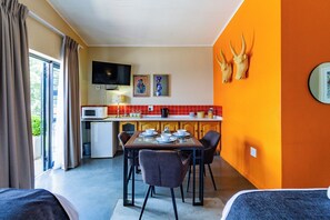 Standard-Dreibettzimmer | Wohnbereich | 40-Zoll-LED-Fernseher mit Satellitenempfang, Fernseher