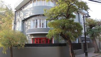 Vista frontal de la propiedad