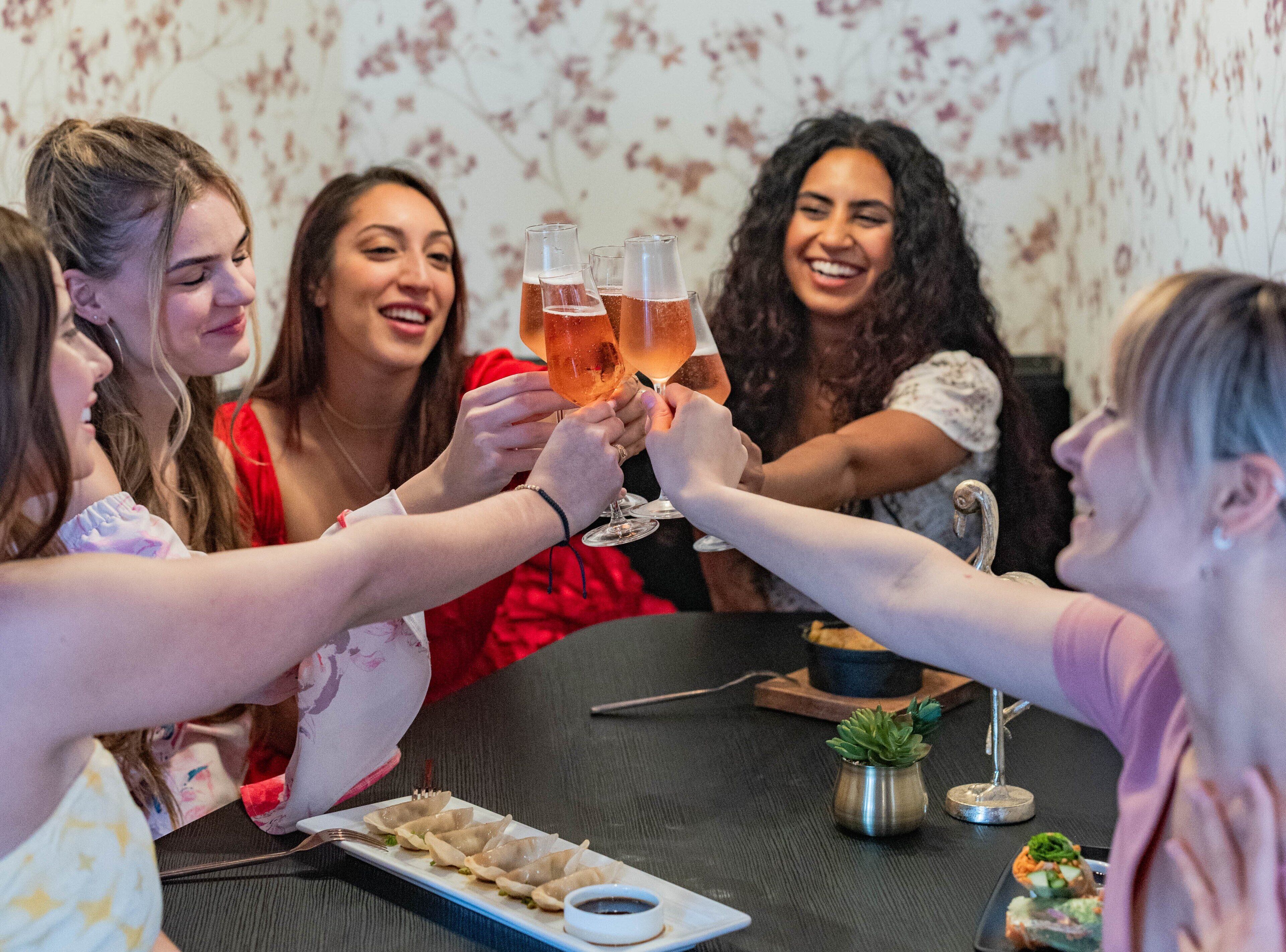Petit déjeuner et dîner servis sur place, spécialités Cuisine américaine