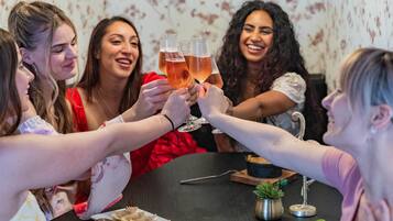 Petit déjeuner et dßner servis sur place, spécialités Cuisine américaine