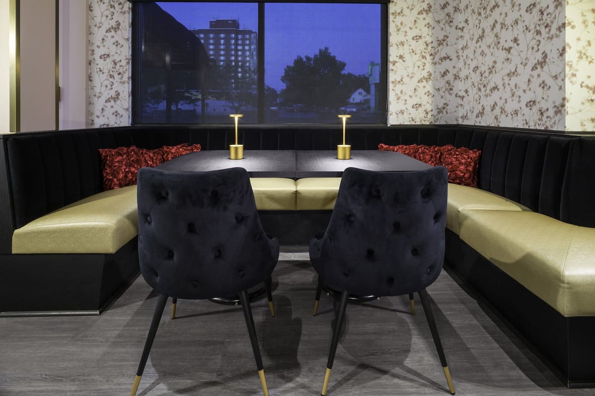 breakfast and dinner served, american cuisine