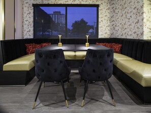 Breakfast and dinner served, American cuisine - voco Niagara Falls - The Cadence by IHG (Niagara Falls)