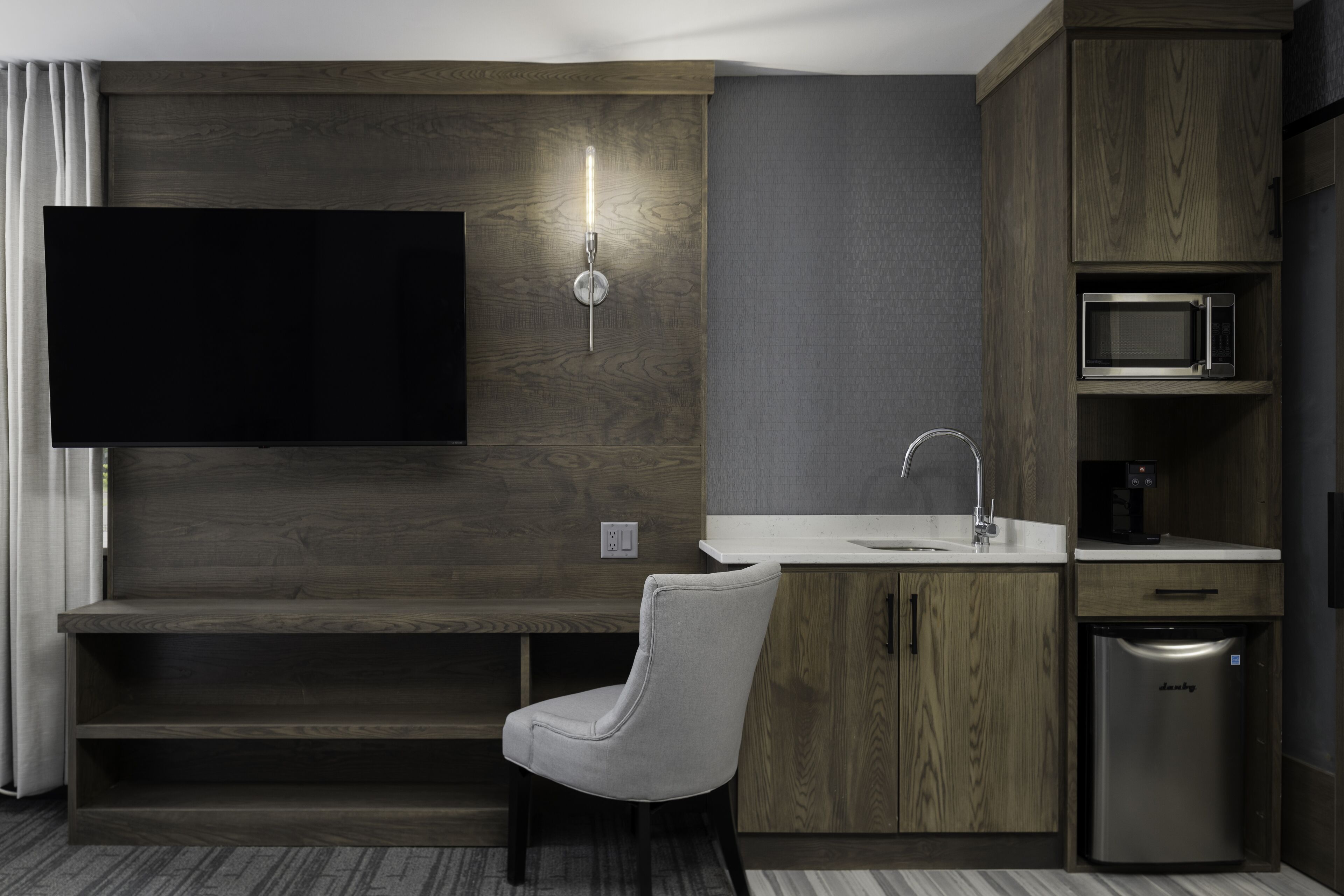 55-inch led tv with cable channels, tv, netflix