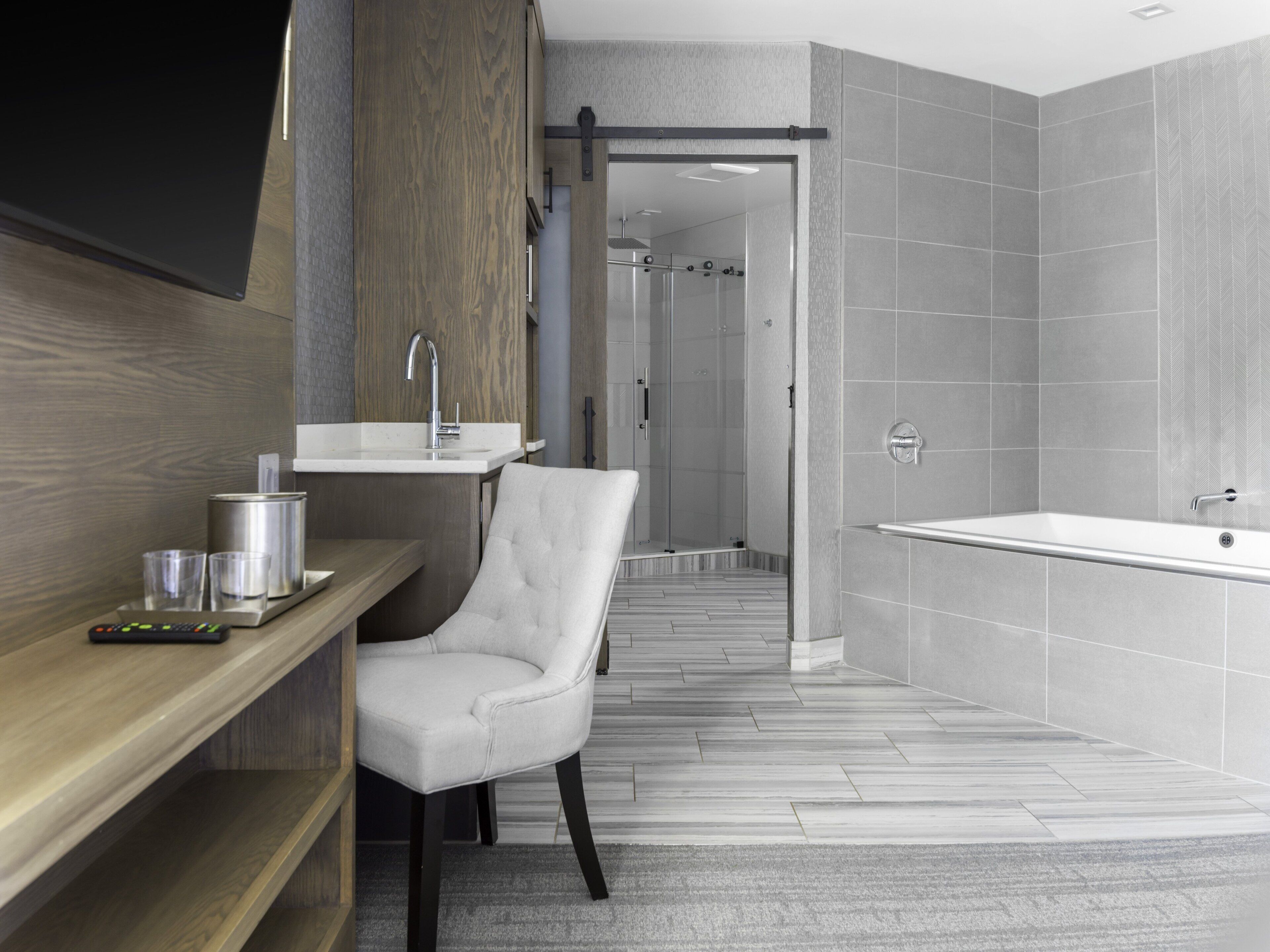 grand room, 1 king bed | premium bedding, laptop workspace, iron/ironing board, free wifi