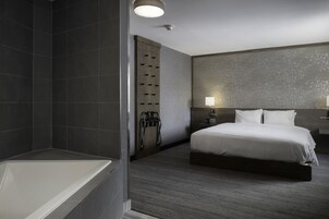 Ropa de cama de alta calidad y espacio para trabajar con laptop 