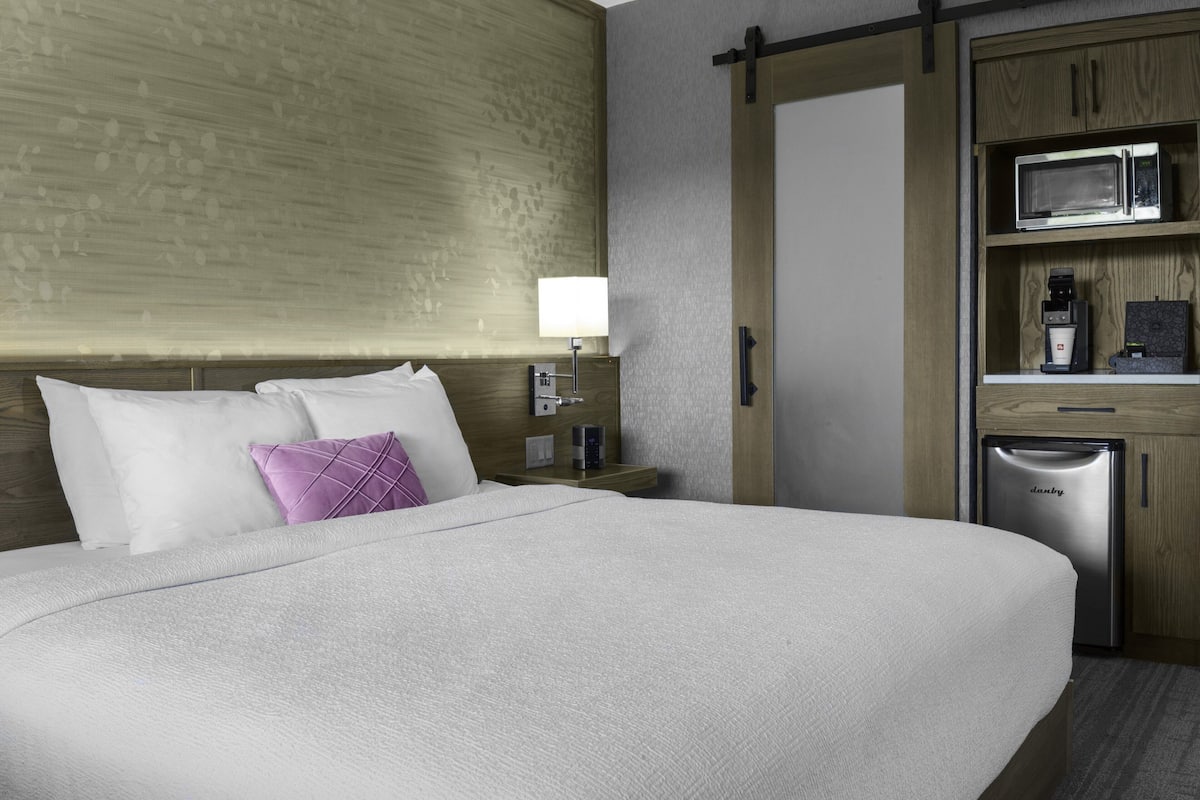 Premium bedding, laptop workspace, iron/ironing board, free WiFi
