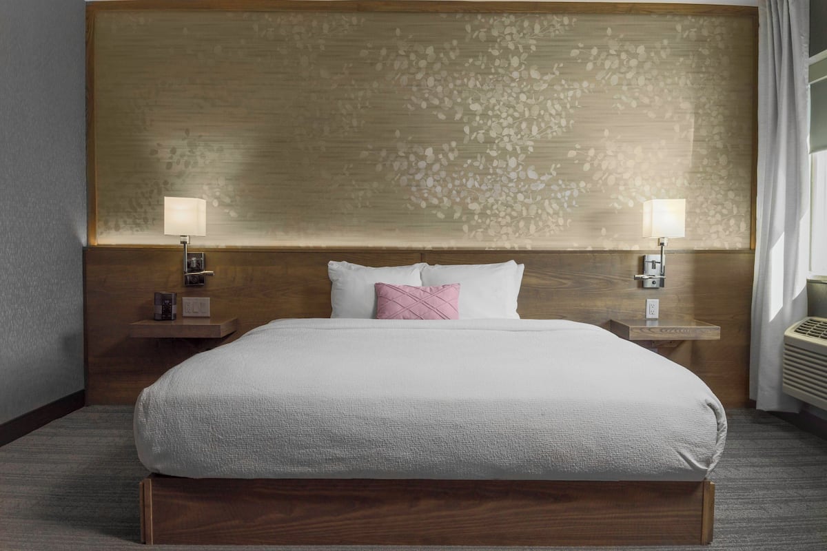 Premium bedding, laptop workspace, iron/ironing board, free WiFi