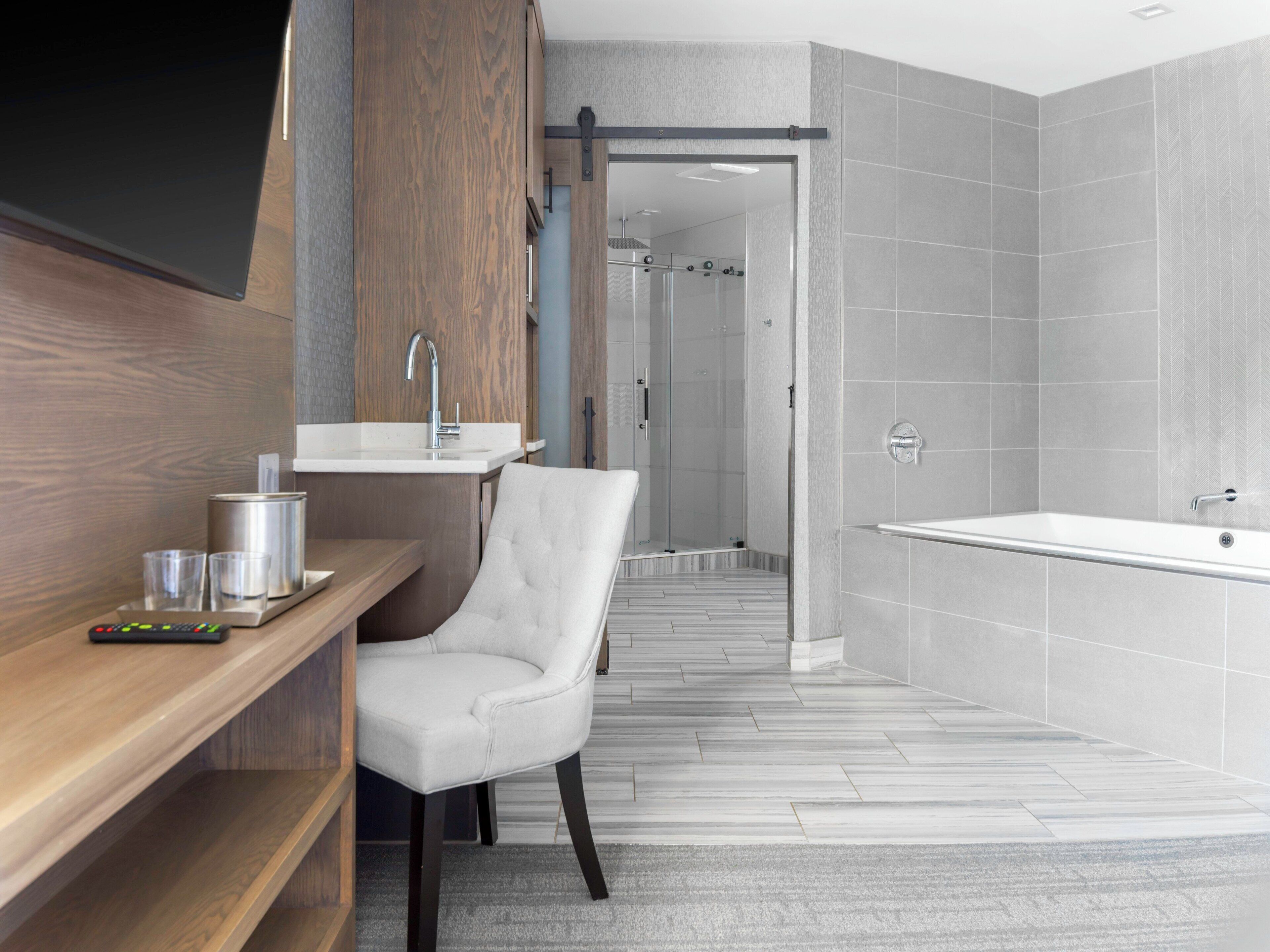 Habitación Grand, 1 cama de matrimonio grande | Baño | Artículos de higiene personal de diseño, secador de pelo y albornoces