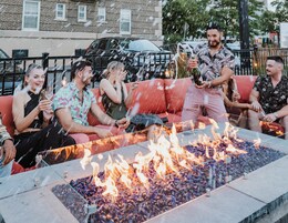 供应早餐和晚餐，美洲菜