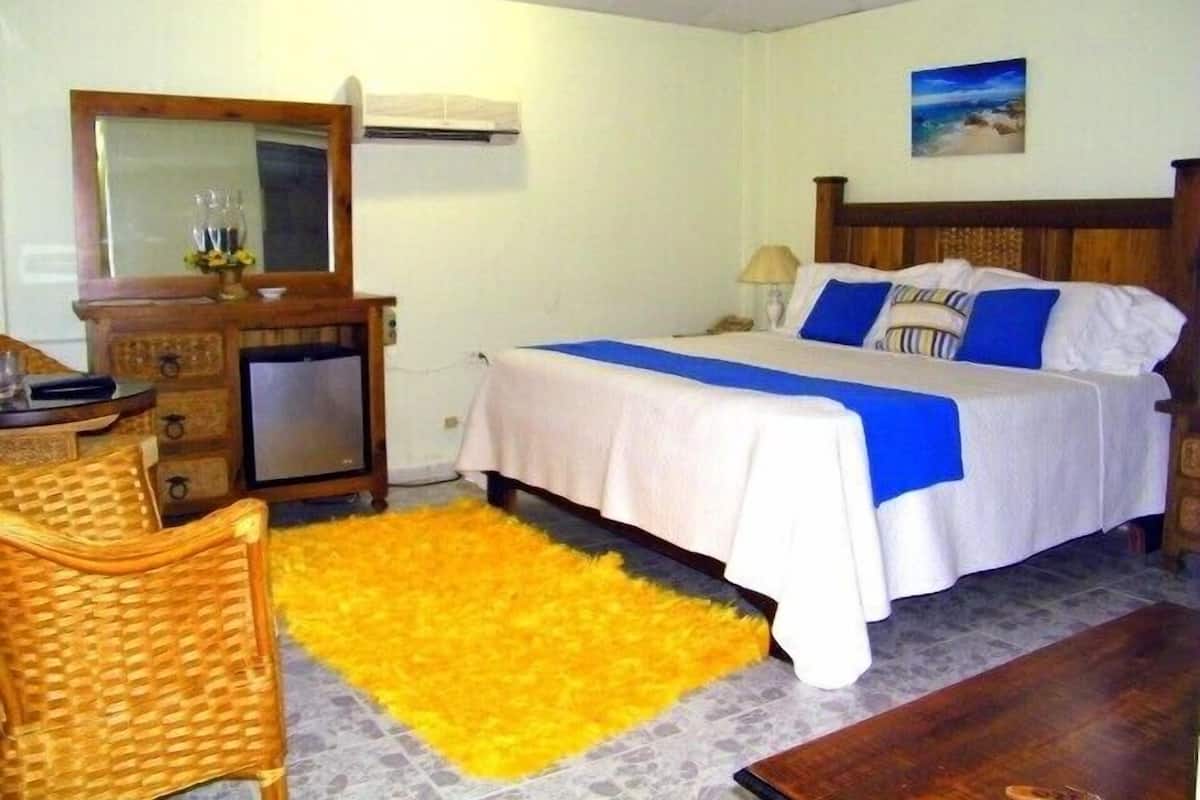 Minibar, caja de seguridad en la habitación, wifi gratis y ropa de cama