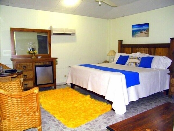 Habitación individual | Minibar, caja de seguridad en la habitación, wifi gratis y ropa de cama 