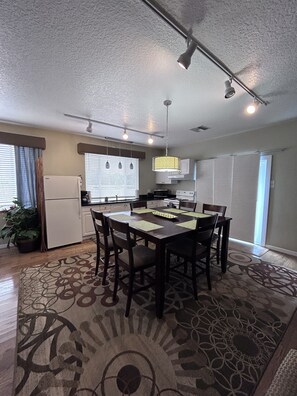 Signature Suite, 1 King Bed, River View (Captain's Suite) | Private kitchen - Hontoon Landing Resort & Marina (DeLand)