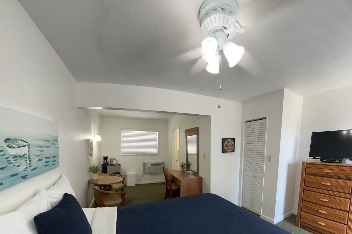 Standaard kamer, 1 queensize bed, koelkast | 1 slaapkamer, een strijkplank/strijkijzer, gratis wifi, beddengoed