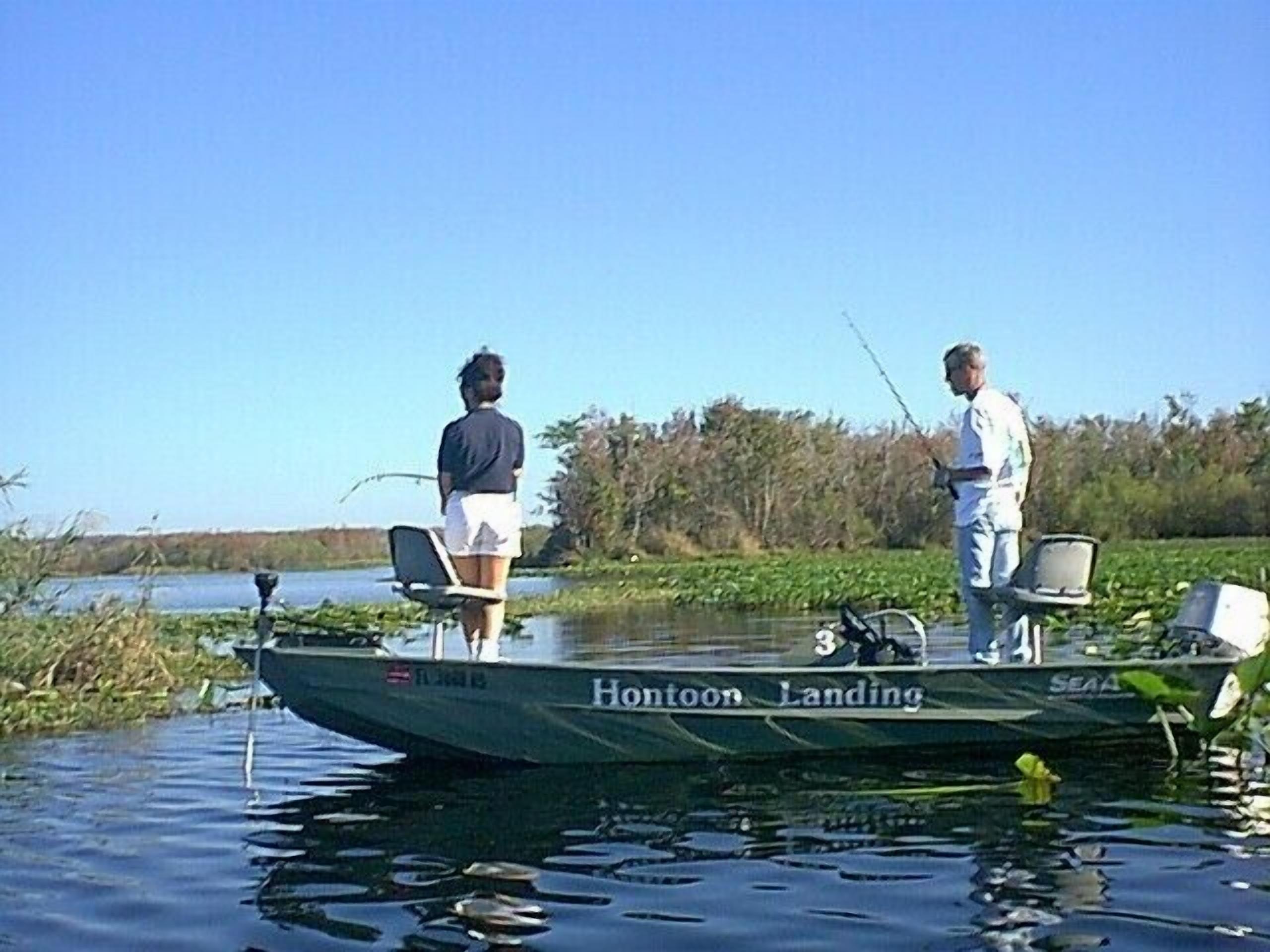 Un bote llamado 'Hontoon Landing' con dos personas pescando.