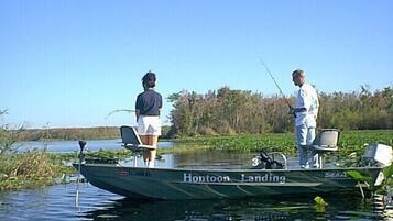 Un bote llamado 'Hontoon Landing' con dos personas pescando.