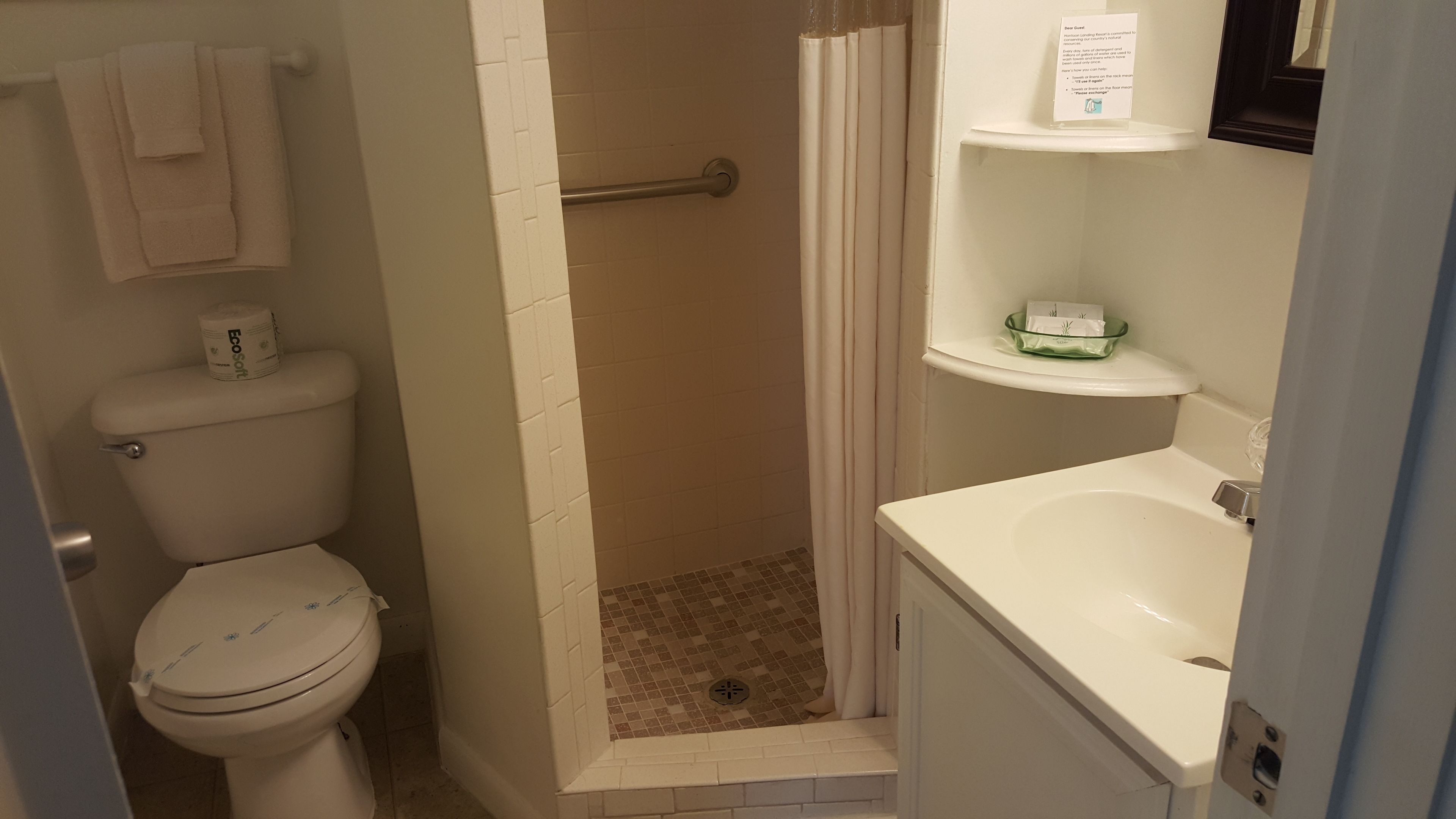Une salle de bain avec des toilettes, une douche et un lavabo.