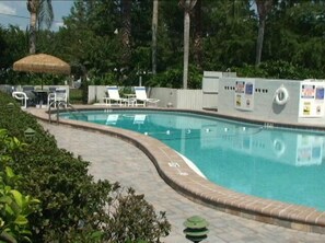 Hồ bơi ngoài trời, dù/ô trên bãi biển/hồ bơi, ghế dài tắm nắng