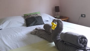 Standaard vierpersoonskamer, meerdere bedden, privébadkamer | Een minibar, gratis wifi, beddengoed