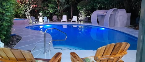 Ulkouima-allas avoinna 8.00–20.00, aurinkotuoleja