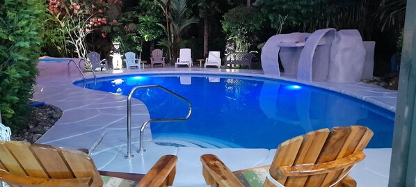 Udendørs pool, åben fra kl. 08.00 til kl. 20.00, liggestole